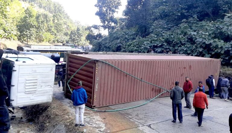 कन्टेनर दुर्घटना हुँदा राजमार्ग अवरूद्ध