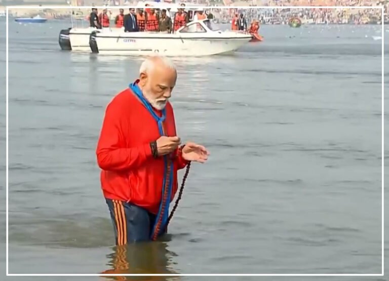 प्रधानमन्त्री नरेन्द्र मोदीले गरे महाकुम्भमा स्नान