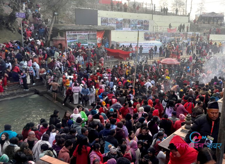 शालीनदीमा भक्तजनको भीड (हेर्नुस तस्बिरहरु)