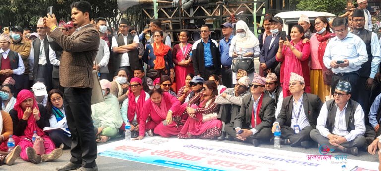 आन्दोलनरत शिक्षकहरू र शिक्षा मन्त्रालयबिच आज पनि छलफल हुने