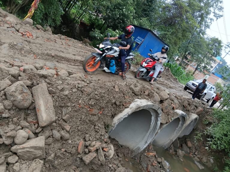 भक्तपुर-नाला सडकखण्ड सञ्चालनमा, ४५ वर्ष पुरानो पुल भाँचिएपछि ह्युमपाइपले बनाइयो अस्थायी संरचना