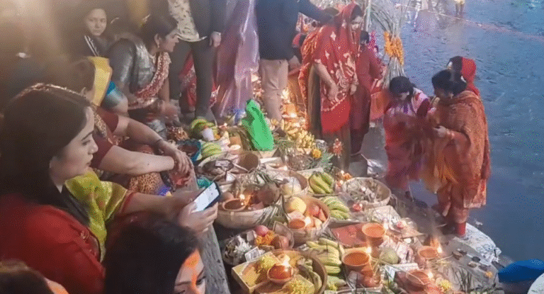 छठ पर्वको मुख्य दिन आज, अस्ताउँदो सूर्यलाई अर्घ दिइँदै