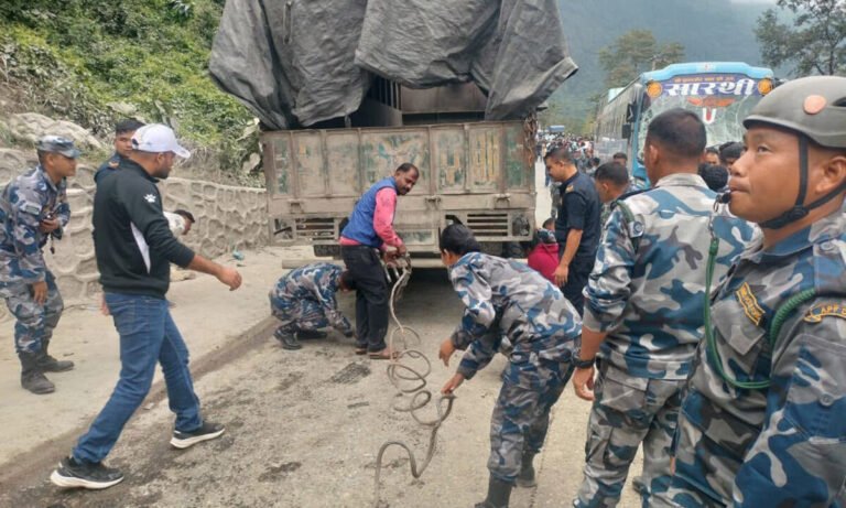 चितवनमा ट्रक, बस र माइक्रोबस ठोक्किँदा ११ जना घाइते
